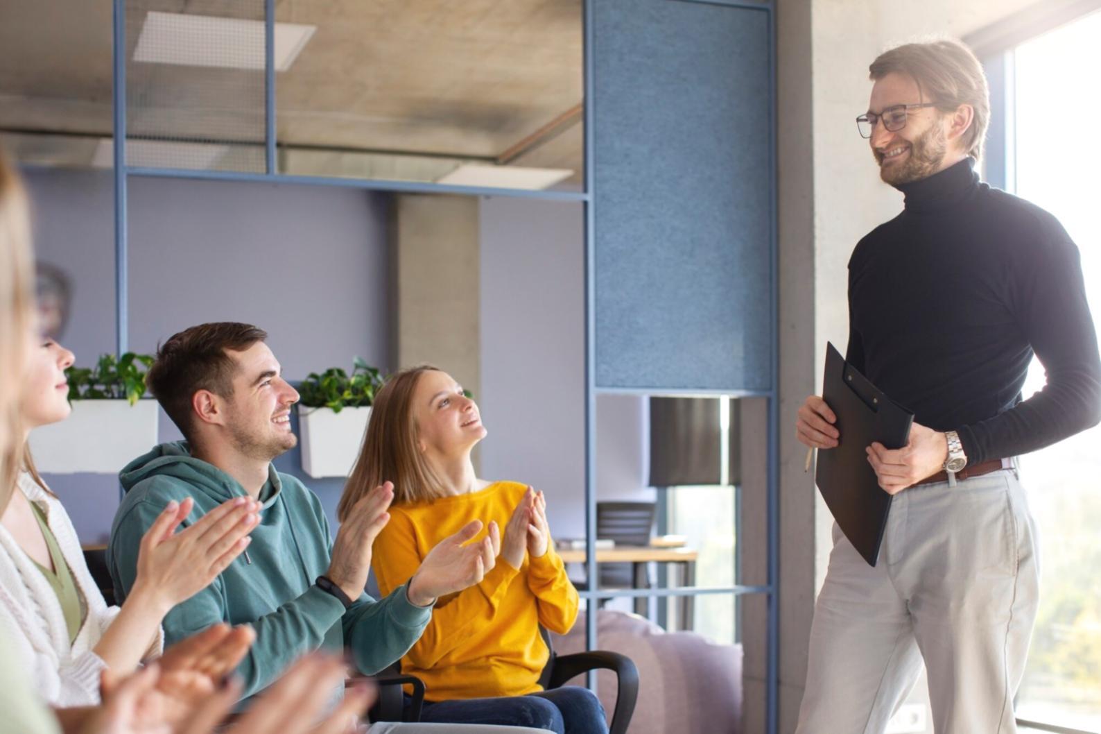 Sesión de trabajo en grupo durante programa de mentoría empresarial